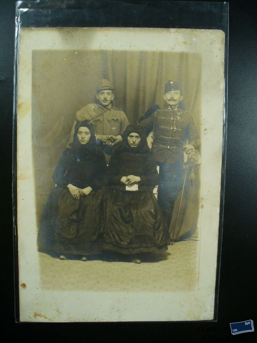 Vojenská pohlednice - Fotka vojáků s ženami