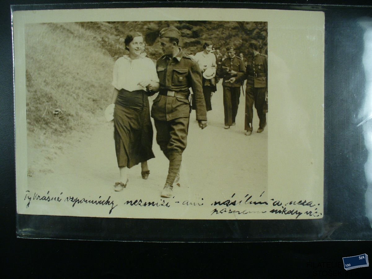 Vojenská pohlednice - Voják s dívkou