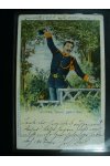 Vojenská pohlednice - Voják v parku