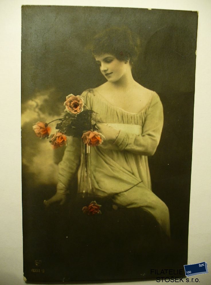 Žena s růžemi  - pohledy