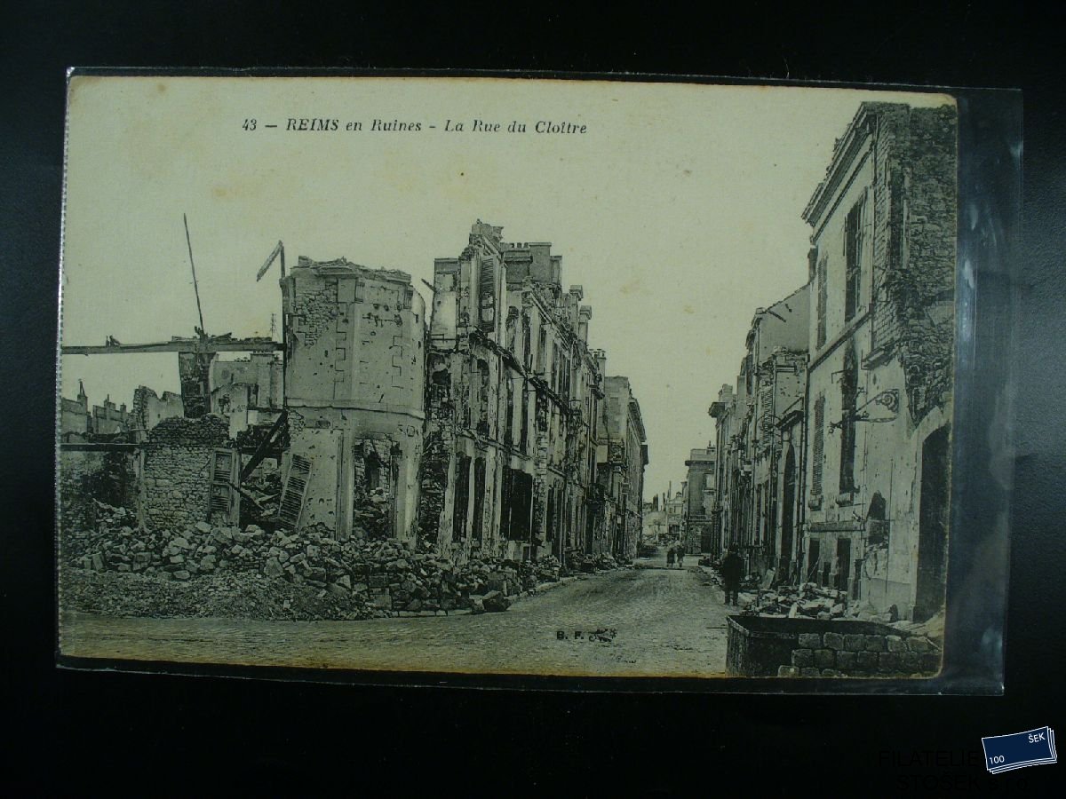 Vojenská pohlednice - Vybombardovaná ulice