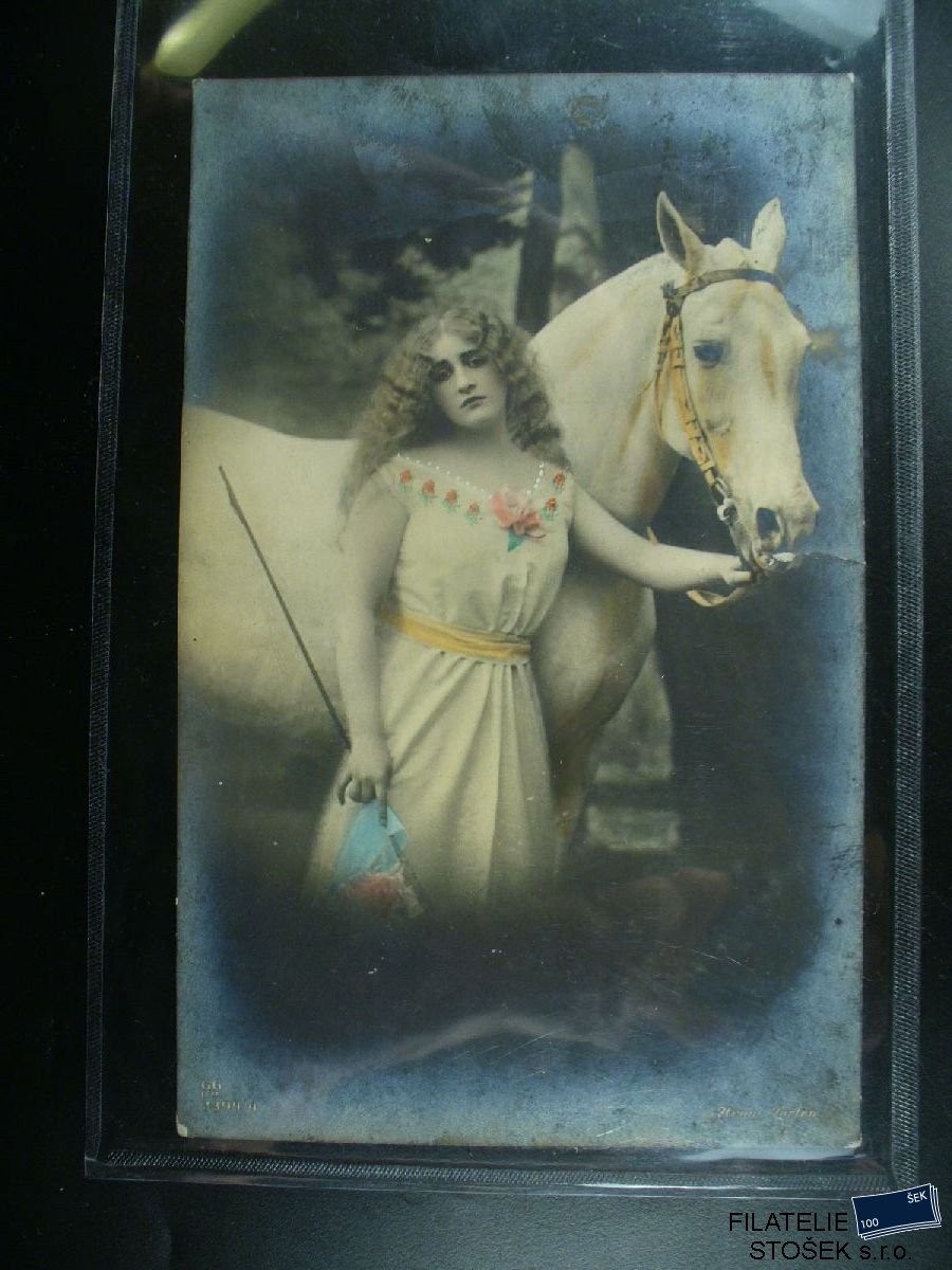 Pohlednice - Mladá dívka s koněm
