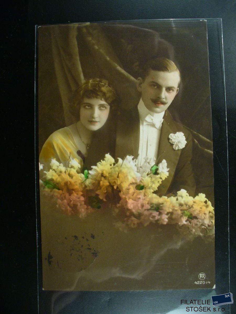 Pohlednice - Mladý pár s květinami