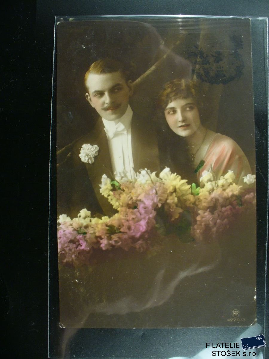 Pohlednice - Mladý pár s květinami