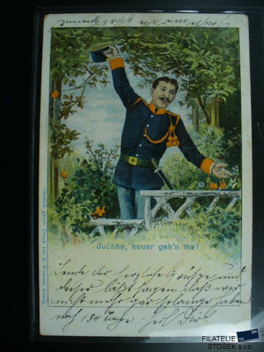 Vojenská pohlednice - Voják v parku